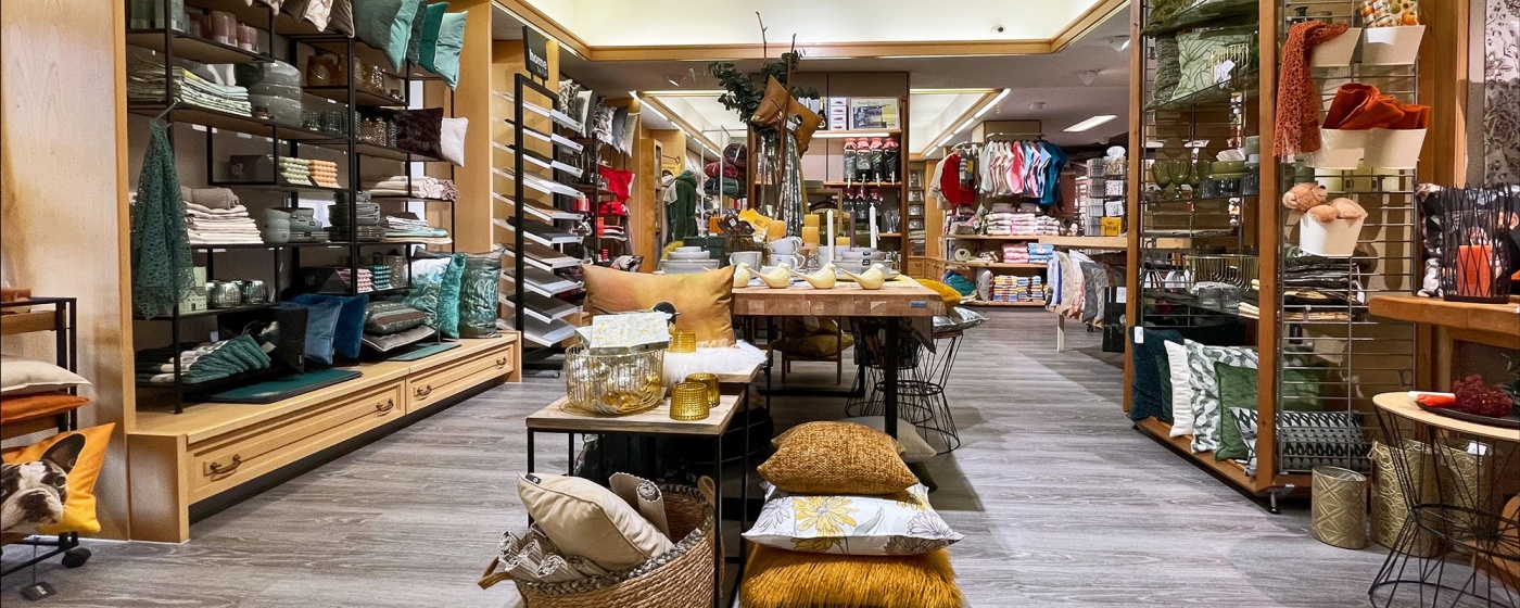 Innensicht des Geschäfts mit Blick auf Heimtextilien und Deko-Artikeln