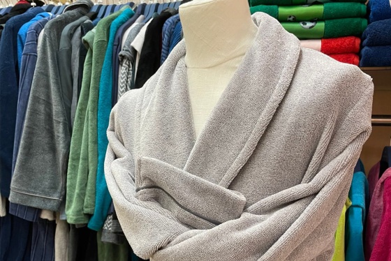 Innensicht des Geschäfts mit Blick auf Bademäntel