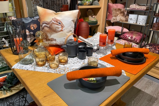 Innensicht des Geschäfts mit Blick auf Tischdeko, Tischwäsche und Geschirr