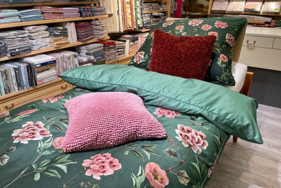 Innensicht des Geschäfts mit Blick auf Bettwäschen und Pölster