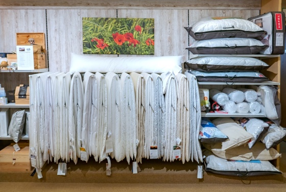 Innensicht des Geschäfts mit Blick Bettdecken und Pölster