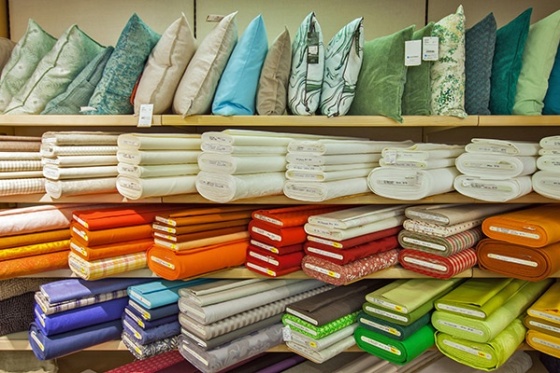 Innensicht des Geschäfts mit Blick auf Stoffbahnen und Pölster