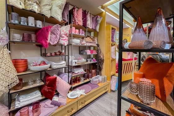 Innensicht des Geschäfts mit Blick auf Heimtextilien und Deko-Artikeln