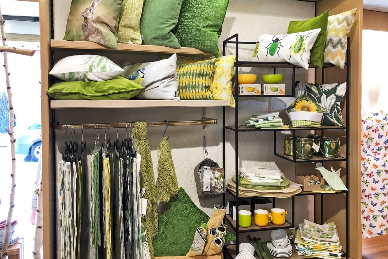 Innensicht des Geschäfts mit Blick auf Heimtextilien und Deko-Artikeln